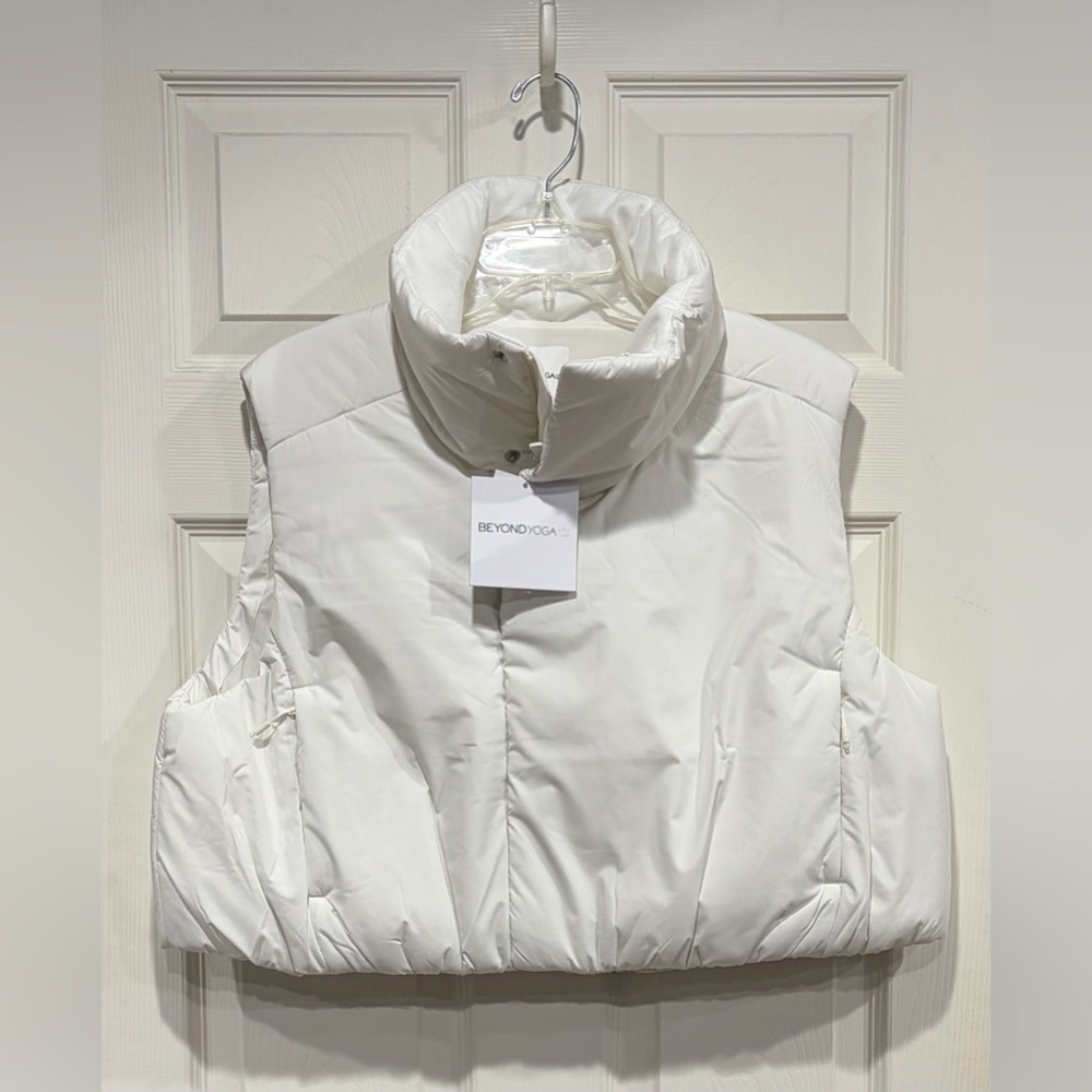 Beyond Yoga Women's Medium Warm Up Puffer Vest Glacier White NWT Warm Boxy Cozy